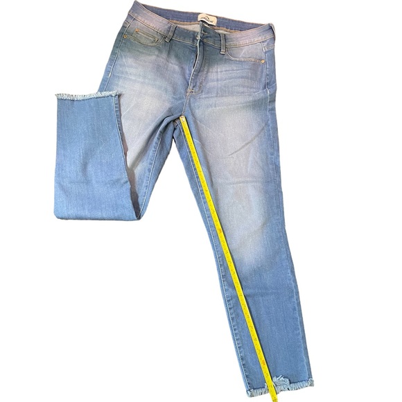 JORDACHE HIGH-WAISTED Med-Light Stretch Jeans Size12 - Picture 5 of 13